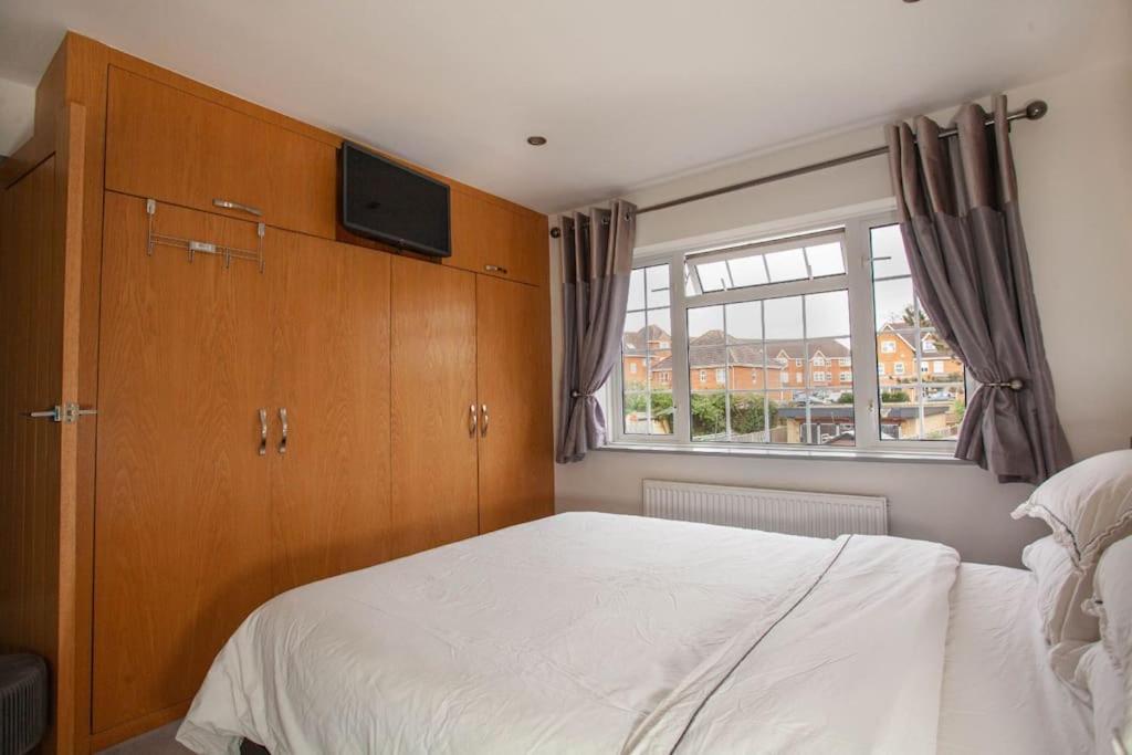 Three Bedroom House, Driveway, Bracknell Centre 外观 照片