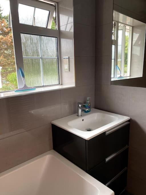 Three Bedroom House, Driveway, Bracknell Centre 外观 照片