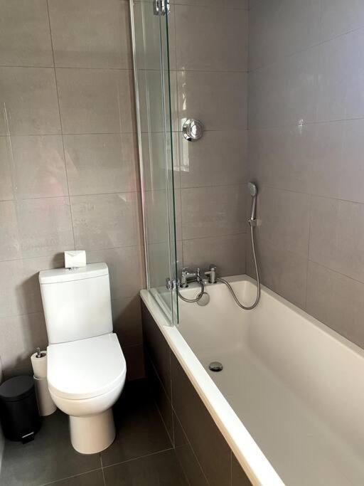 Three Bedroom House, Driveway, Bracknell Centre 外观 照片